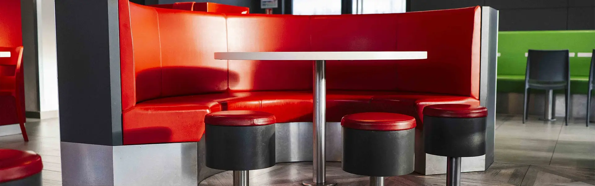Banquettes rouges et espace repas du restaurant GUR Kebab Leers