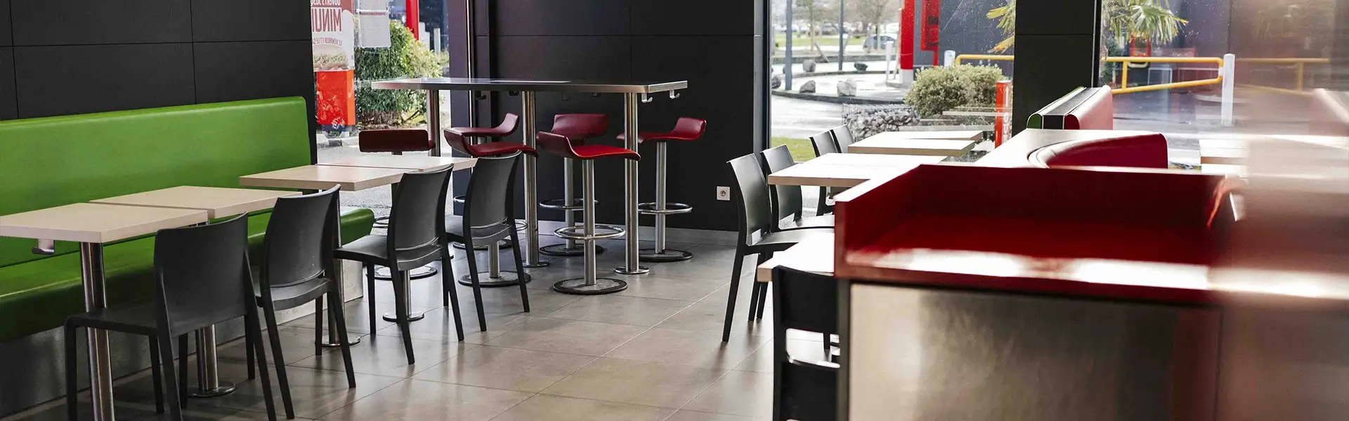 Espace repas du restaurant GUR Kebab Leers