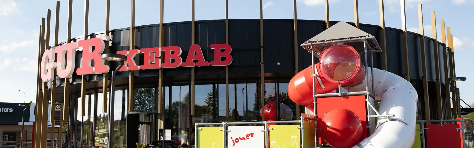 Façade du restaurant GUR Kebab de Mouscron avec son espace Gurland