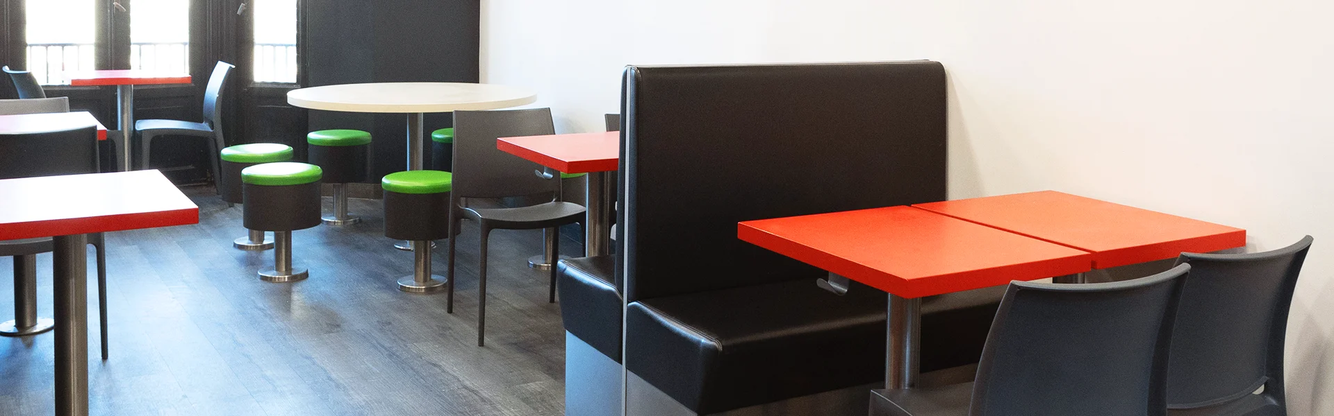 Espace repas du restaurant Gur Kebab Lille Gare avec banquettes noires et tables rouges