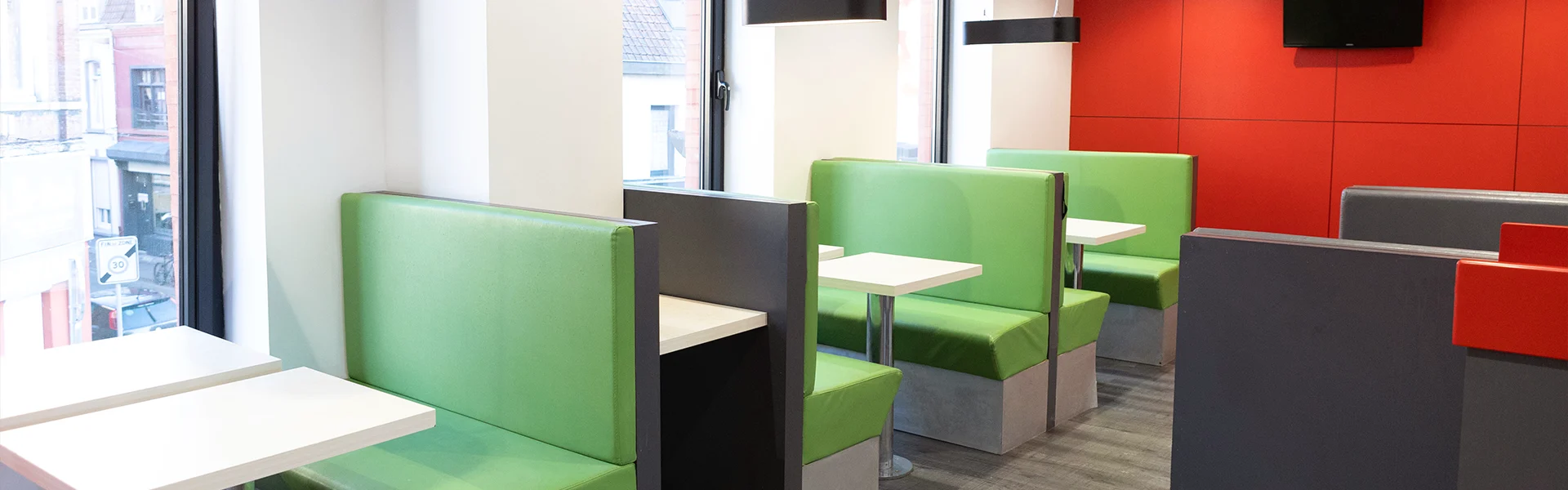 Intérieur du restaurant Gur Kebab Lille Gare avec banquettes vertes et tables