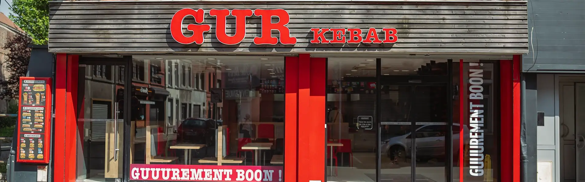 Façade rouge et noire du restaurant GUR Kebab à Roubaix