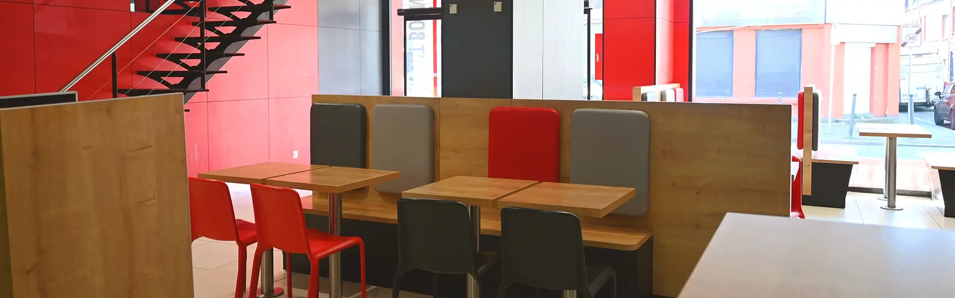 Espace repas du GUR Kebab Roubaix avec banquettes rouges et grises