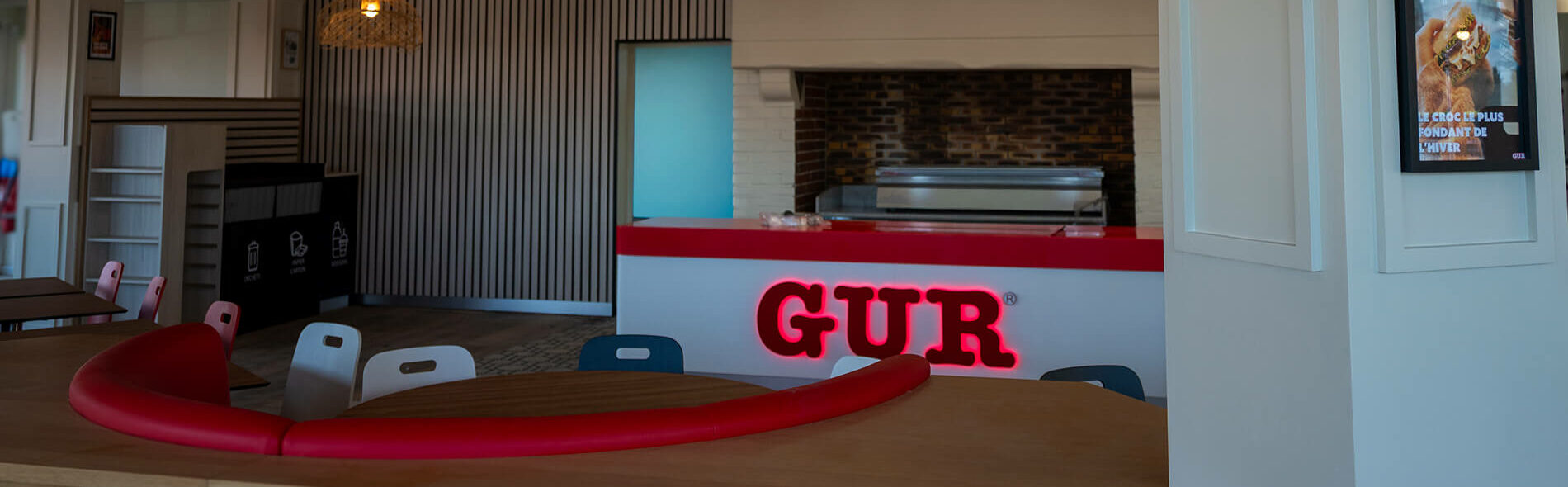 Espace d’accueil du restaurant GUR Kebab de Wasquehal, éclairé par des suspensions en rotin.
