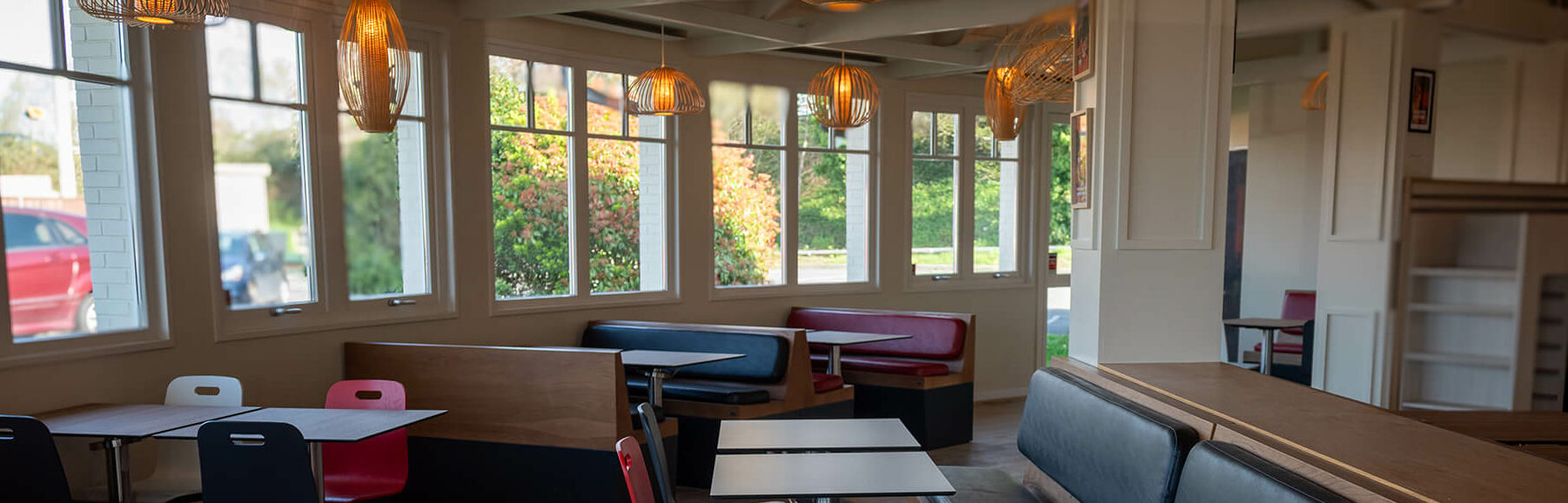 Salle intérieure avec tables et banquettes du GUR Kebab de Wasquehal