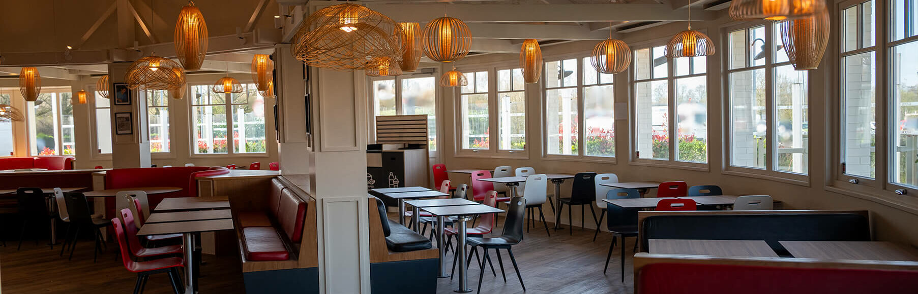 Vue d’ensemble de la salle chaleureuse et décorée du GUR Kebab de Wasquehal