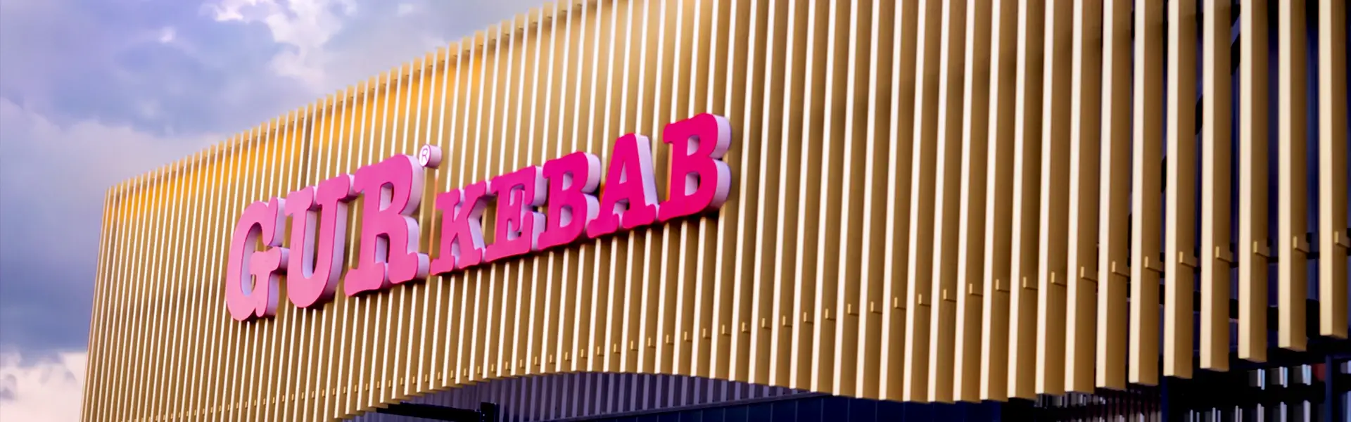 Enseigne GUR Kebab sur la façade arrondie du restaurant de Liévin
