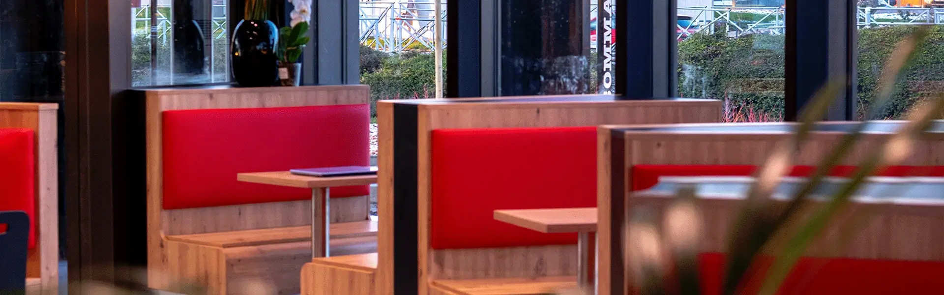 Salle intérieure moderne avec banquettes rouges au GUR Kebab Drive de Liévin